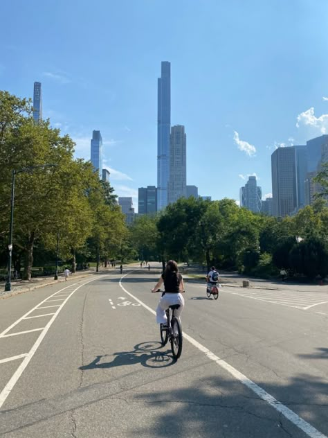 new york Central Park Bike Ride, Central Park Aesthetic, Summer Biking, Bike Ride Aesthetic, Central Park Picnic, Summer Bike Ride, New York City Aesthetic, New York Summer, Bike Aesthetic