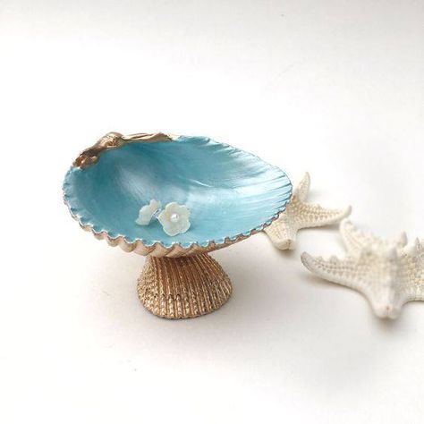 Shell Soap Dish, Bathroom Coastal, Seashell Bathroom, Coastal Living Decor, Seashell Ring, Beach Themed Crafts, Seashell Candles, Art Coquillage, Oyster Shell Crafts