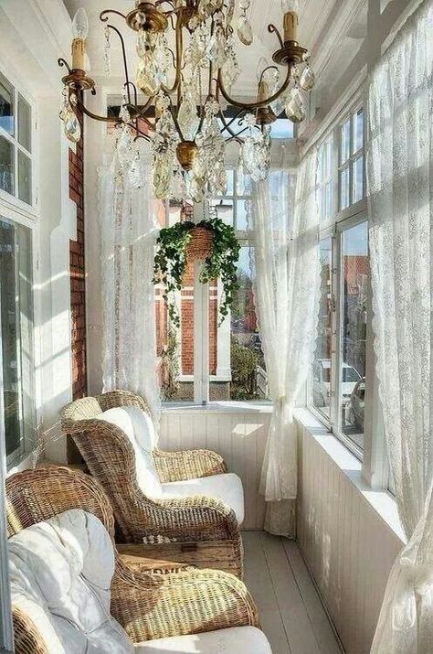 Cozy lace Porch Portico Shabby Chic, Shabby Chic Outdoor Decor, Shabby Chic Veranda, Small Sunroom, Shabby Chic Porch, Balkon Decor, Shabby Chic Decorating, Sun Rooms, Sunroom Decorating