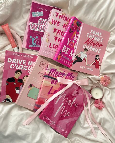 pink books 🎀💞🌸💖 I am forever a pink book girl! 🎀💖🌸💞 I had no content ideas so I’m like let’s make a fun pink flat lay because they make me smile 🎀 Happy Sunday loves! 🎀 Pink Book, Fantasy Books To Read, Pink Books, Romantic Books, Thriller Books, Colleen Hoover, Books For Teens, Book Girl, Book Addict