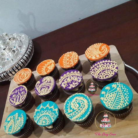 Mehendi Cupcakes, Indian Cupcakes, Mehendi Cookies, Mehndi Cupcakes, Henna Decor, Moroccan Flag, Diwali Sweets, Easy Mehndi, Mehndi Simple