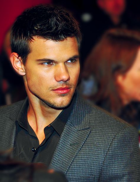 Taylor Lautner Jacob Black Twilight, Team Jacob, A Man In A Suit, Man In A Suit, Taylor Lautner, Actrices Hollywood, Jacob Black, The Twilight Saga, Hollywood Actor