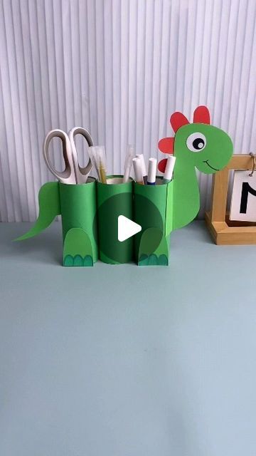 Dinosaur Craft For Kindergarten, Pen Holder Diy Crafts, Paper Crafts For Kindergarten, Dinosaur Arts And Crafts, Dinosaur Paper Craft, Diy Dinosaur Decor, Pen Holder Craft, Pen Holder Ideas, Pencil Holder Craft