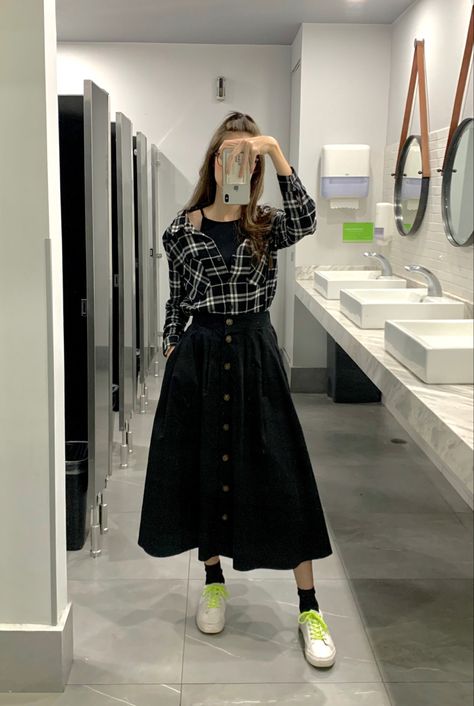 Outfit Inspo With Long Skirt, Street Style Long Skirt, Long Skirt College Outfits, Long Palda Outfits Ideas, Modest Black Dress Outfit, Trendy Long Skirts, Long Black Skirt Casual Outfit, Long Pleaded Skirt Outfits Aesthetic, Longer Skirt Outfits