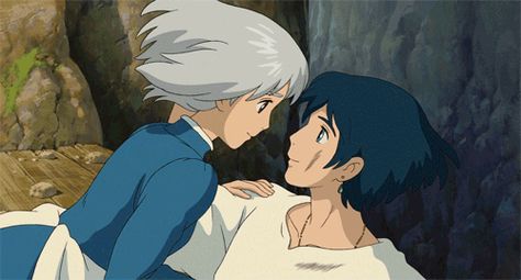 Two Anime Characters, قلعة هاول المتحركة, Studio Ghibli Films, Art Studio Ghibli, All Out Anime, 하울의 움직이는 성, Hug Gif, Personajes Studio Ghibli, Howl And Sophie