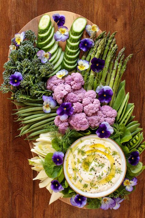 Mediterranean Food Table, Healthy Dip Recipes Clean Eating, Vegetable Hors D'oeuvres, Snacks For Company, Crudite Dip, Veggie Appetizer, Spring Party Food, Spring Appetizers, Raw Veggies