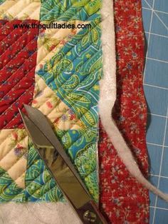 Quilt Binding Tutorial, Sewing Binding, Binding Tutorial, Quilt Tutorial, Quilt Border, Quilt Binding, Patchwork Quilting, How To Finish A Quilt, Quilting For Beginners