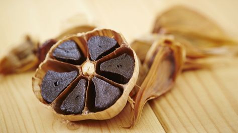 Low Fat Brownies, Dr Weil, Garlic Uses, Raw Garlic, Lemon Benefits, New York Food, Black Garlic, Black Food, Fresh Garlic