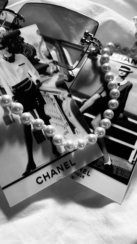 Chanel Fashion Aesthetic, Chanel Background, Chanel Wallpaper, Chanel Black And White, Black And White Photo Wall, Black And White Picture Wall, Black Phone Wallpaper, Gray Aesthetic, Bathroom Pictures