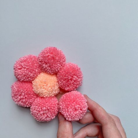 Boho Pom Pom Garland, Macrame Daisy Wall Hanging, How To Make Pom Pom Daisy, Diy Flower Pom Pom, Pom Pom Daisy Wall Decor, Pompom Daisy Diy, Diy Daisy Pom Pom, Pom Pom Flower Wall, How To Make Pom Pom Flowers