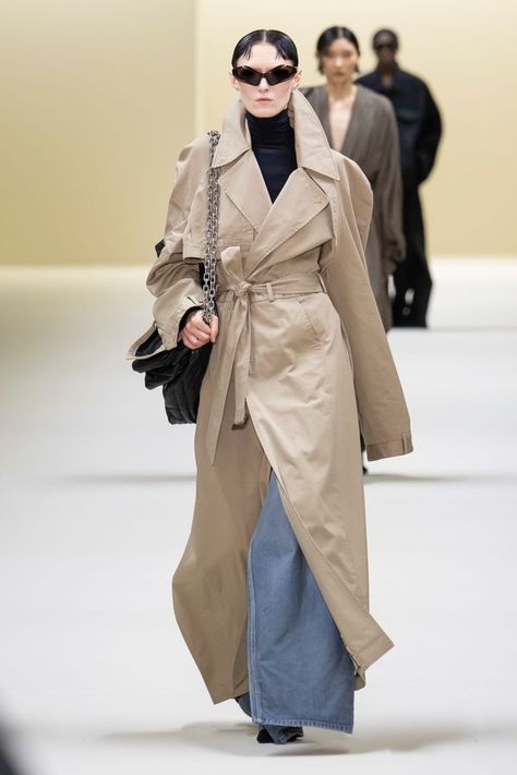 Trench Coat Runway, Organza Blouses, Coat Runway, Balenciaga Runway, Runway 2024, Style Balenciaga, Luxury Wardrobe, Tailored Skirt, Skirt Suits