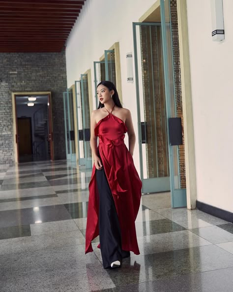 Ao Yem Dresses, Vietnamese Inspired Fashion, Ao Dai Street Style, Vietnamese Fashion Street, Cny Outfit, Red Ao Dai, Modern Ao Dai, Vietnamese Fashion, Vietnamese Style