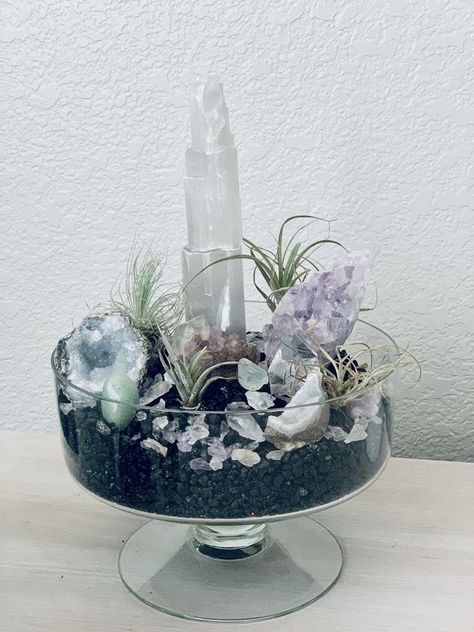 Mini Crystal Garden, Bedside Crystal Display, Crystal Display Ideas Bedroom Aesthetic, Crystals In A Bowl, Crystal Office Decor, Displaying Crystals And Stones, Rock And Gem Display, Crystal Garden Diy, How To Display Rocks And Crystals