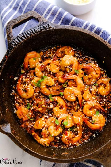 Easy Chilli Garlic Shrimps/prawns – It is packed with aromatic flavors of garlic and chili flakes easy to make an appetizer or sides with the bursting of flavors. These chilli garlic prawns are simplest and ridiculously easy to make and this is going to be your favorite sides/appetizer when you have very little time left. I have made it several times, every time I make it turns out super juicy, and when I serve it just disappears in minutes! I say the vanishing time is less than the cooking Prawn Biryani Recipes, Chilli Garlic Prawns, Easy Chilli, Slow Cooker Times, Garlic Prawns, Prawn Shrimp, Winter Cooking, Easy Chili, Healthy Cake Recipes