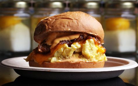 Eggslut's Fairfax Sandwich - A classic breakfast sandwich recipe from Eggslut in Los Angeles, with soft scrambled eggs, cheddar, caramelized onion, and Sriracha mayo on a brioche bun. Starbucks Breakfast Sandwich, Paleo Breakfast Sandwich, Fried Egg Sandwich Recipe, Breakfast Sandwich Maker Recipes, Sandwich Maker Recipes, Egg Sandwich Recipe, Fried Egg Sandwich, Healthy Breakfast Sandwich, Bagel Breakfast Sandwich