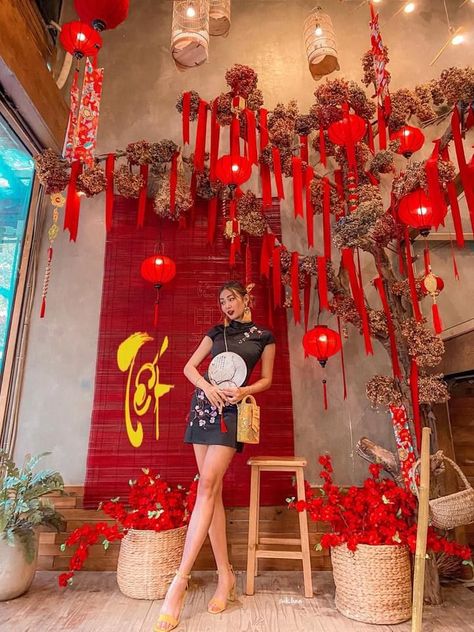 Lunar New Year Photobooth, Asian Themed Dinner Party Outfit, Chinese Umbrella Decor, China Party Theme, Lunar New Years Decorations, Asian New Year Decoration, Chinese Birthday Decorations, A Night In Tokyo Theme Party, Chinese New Year Party Decorations