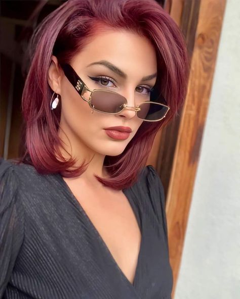 Dark Red Hair, Burgundy Hair, Hair And Beauty, Mid Length Hair, Bob Haircut, Hair Color Dark, Hair Color Ideas, Medium Length Hair Cuts, Afro Hairstyles