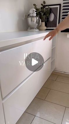 𝗠𝗲𝗿𝘆𝗲𝗺 on Instagram: "IKEA -VARIERA  kapak düzenleyicisini yıllardır kullanıyorum,dağılma karmaşıklık olmuyor..Kullanıp memnun kaldığım ürünleri sizlerle de paylaşmak istedim.sizler çekmece düzenimi nasıl buldunuz??  Özellikle !! Videonun altına zekice yazılan yorumları merakla bekliyorum🤣😅  #clean #drawerorganization #cleaneating #düzen #temizlik #variera #drawer #inspiration #interiorbymeryem #ikeahacks #ikeahome #ikea #ikeakitchen" Drawer Inspiration, Small Room Solutions, Ikea Kitchen Inspiration, Ikea Inspiration, Pan Organization, Diy Garage Door, Home Stairs Design, Flower Arrangements Simple, Kitchen Design Plans