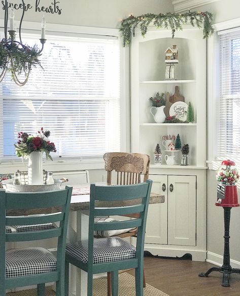 Corner Shelf Dining Room, Built In Corner Cabinet Dining Room, Dining Room Corner Decor, Corner Dining Room Cabinet, Corner Cabinet Decor, Built In Corner Cabinet, Corner Cabinet Dining Room, Bungalow Dining Room, Dining Room Corner