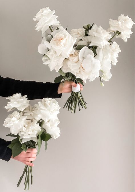 Single Stem Bride Bouquet, Renuculas Wedding, White Romantic Bridal Bouquet, White Wedding Bouquets Bridesmaid, Long Stem Bridesmaid Bouquet, White And Dark Green Wedding Flowers, Modern Bridesmaid Bouquet, Modern White Rose Bouquet, White Winter Bouquet