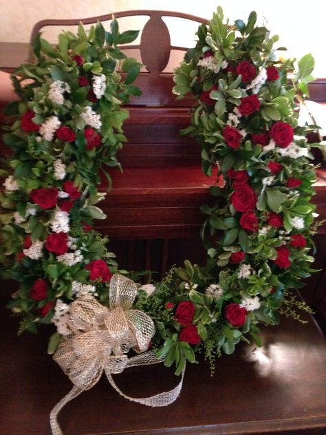 Horseshoe Tribute Memorial piece Memorial Ideas, Kentucky Derby, Flower Arrangement, Christmas Wreath, Cemetery, Kentucky, Floral Arrangements, Derby, Flower Arrangements