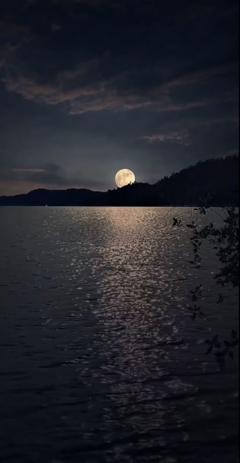 Real Moon Pictures Photography Night, Moon Hd Wallpapers, Moon Scenery, Moon Over Water, Beautiful Moon Pictures, Pretty Moon, Night Landscape Photography, Moon Pics, Magical Moon