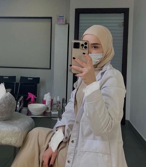 Hijab Doctor Outfit, Nurse Aesthetic Female, Nurse Hijab, Hijabi Doctor, Hijab Doctor, Professional Profile Pictures, Medical Photography, Cat Rug, Medical Student Motivation