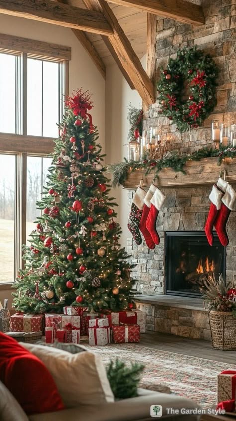 Christmas Tree Inspo, Red Christmas Decor, Classic Christmas Decorations, Christmas Home Decor Ideas, Classic Christmas Tree, Traditional Christmas Decorations, Christmas Living Room, Christmas Mantel Decorations, Red Christmas Tree