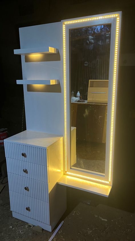 Dresing Tebal Design New Bedroom, Light Dressing Table, Dressing Mirror Designs, Latest Dressing Table Designs, Modern Dressing Table Designs, Modern Dressing Table, Stylish Room Decor, Bedroom Ideas For Small Rooms Cozy, Integrated Lighting