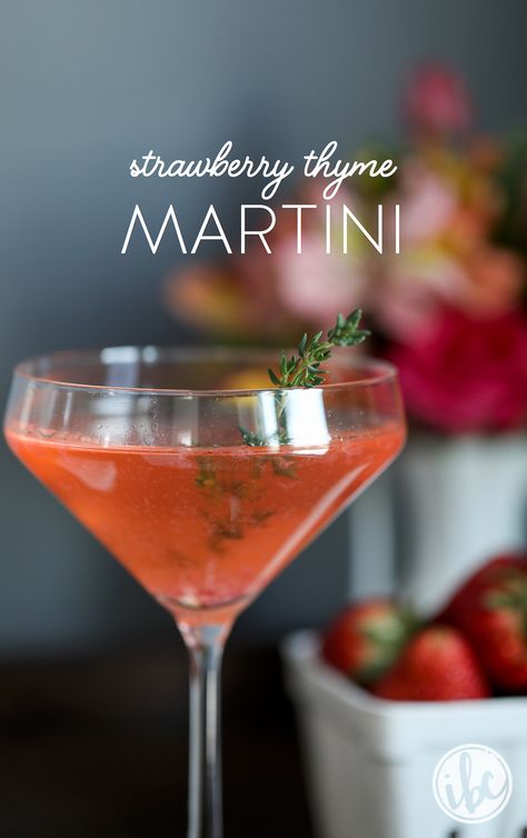 Strawberry Thyme Martini - spring cocktail martini recipe ideas from @inspiredbycharm Drink Smoothies, Unique Cocktail Recipes, Spicy Candy, Raspberry Mojito, Spring Cocktail, Cocktail Martini, Inspired By Charm, Spring Entertaining, Martini Recipe