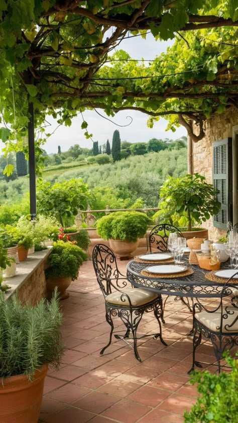 Italian Style Backyard, Italian Patio Ideas, Tuscan Veranda, French Outdoor Patio, Italian Backyard Ideas, Covered Outdoor Patio Ideas, Italian Garden Ideas, Minimalist Mediterranean, Small Outdoor Patio Ideas