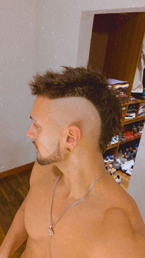 Mohican Haircut, Mohawk For Men, Buzz Haircut, Fade Haircut Styles, Best Fade Haircuts, Barber Haircuts, Male Haircuts Curly, Short Fade Haircut, Mohawk Haircut