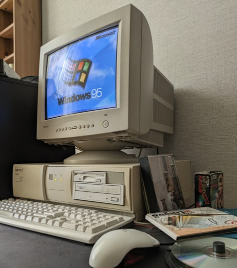 Old Computer Monitor, Old School Computer, School Nostalgia, Old Pc, 80s House, Old Laptop, Computer Love, Computer Processors, School Computers