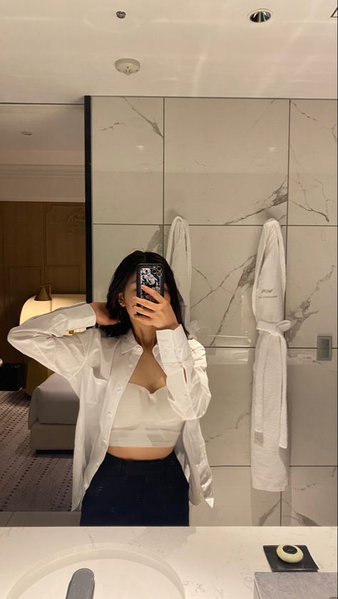 Mirror Selfie Hotel Room, Hotel Mirror Selfie Aesthetic, Hotel Selfie Ideas, Hotel Aesthetic Girl, Hotel Mirror Pics, Hotel Room Poses, Hotel Outfit Ideas, Ulzzang Reference, Hotel Room Pics