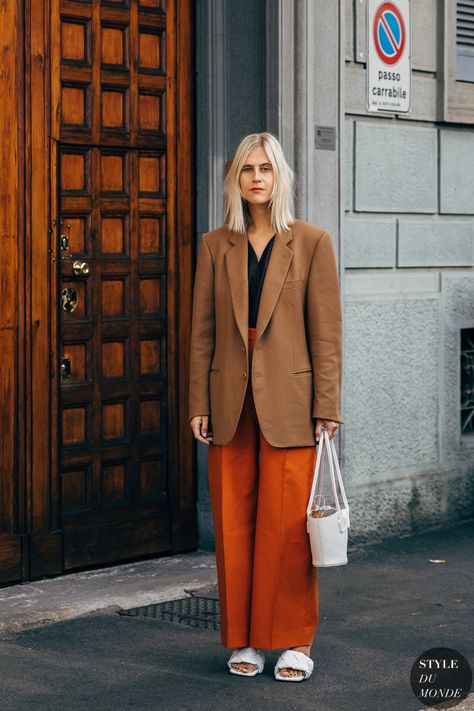 New York Runway, Linda Tol, 2020 Street Style, Fashion Show Backstage, Orange Blazer, Reportage Photography, Mr Style, Paris London, Streetstyle Fashion