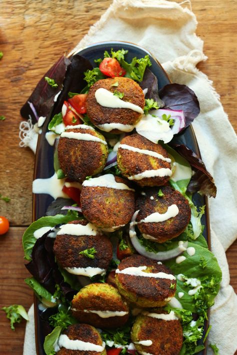 PERFECT 10-ingredient Classic Falafels! Crispy, tender, SO flavorful! #vegan #glutenfree #falafel #recipe #mediterranean Gluten Free Falafel, Vegan Falafel, Meat Patties, Smoothies Vegan, Falafel Recipe, Minimalist Baker, Resep Diet, Falafels, Food Spot