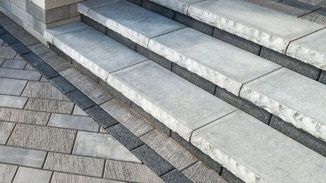 LEDGESTONE™ Coping | Unilock Chicago Contemporary Entrance, Front Walkway Landscaping, Front Porch Stone, Paver Steps, Patio Stairs, Front Door Steps, Front Porch Steps, Front Stairs, Patio Pavers Design