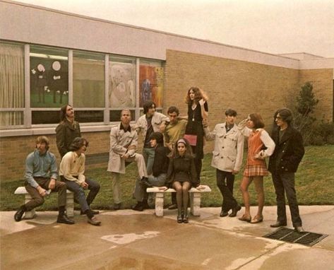 40 Old Photos Show What School Looked Like in the 1970s ~ Vintage Everyday 70s High School, Coloured Photos, 70s School, 70s Poster, High School Photography, 70s Summer, People Cutout, Summer Book, High School Kids