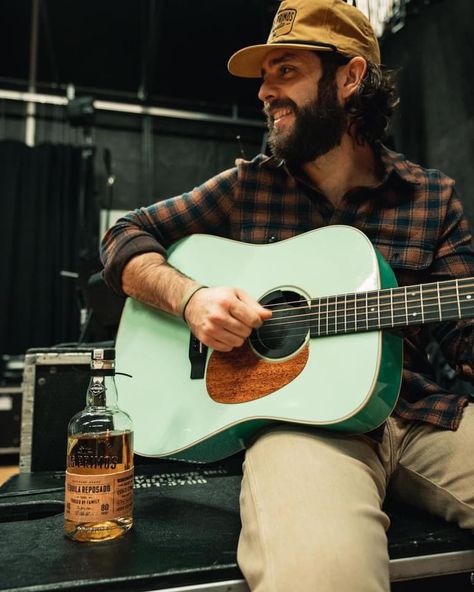 Thomas Rett, Granola Boy, Jordan Davis, Men Aesthetic, Thomas Rhett, Rugged Men, Country Fashion, Print Ideas, Favorite Artist