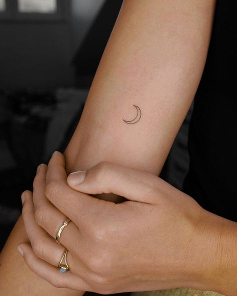 𝓜𝓲𝓷𝓾𝓼 op Instagram: "Are you the moon or the sun 🌙 . . . #tattoo #tattoowork #inkstinct #minustattoo #tattoostyle #tattoolove #theartoftattoo #giveaway…" Moon Fine Line Tattoo, Moon And Clouds Tattoo, Crescent Moon Tattoos, The Sun Tattoo, Tattoos Fine Line, Clouds Tattoo, Side Wrist Tattoos, Moon And Clouds, Timeless Tattoo