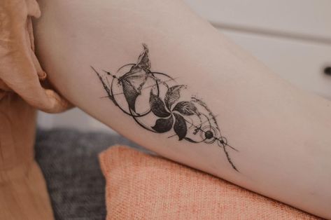 Bauhinia Tattoo, Hong Kong Tattoo Ideas, Hong Kong Tattoo Flower, Hong Kong Orchid Tattoo, Hong Kong Instagram, Hong Kong Tattoo, Straight Line Tattoo, Kowloon Hong Kong, Hong Kong Print