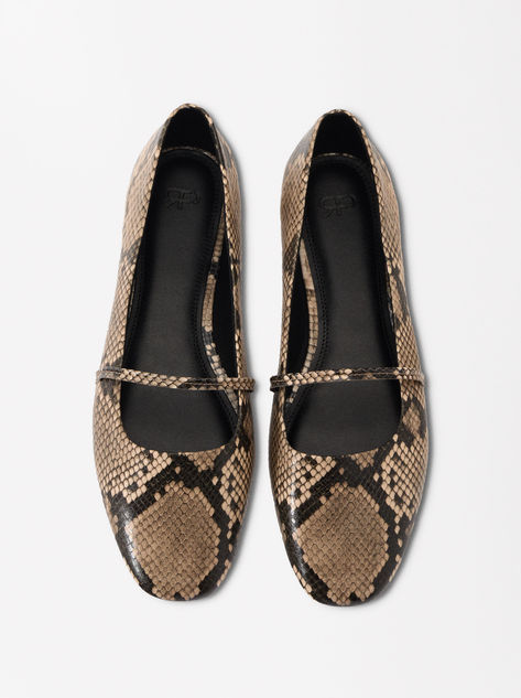 Ballet flats with animal print and strap on the upper. Oval toe cap. #ballerinas #animalprint #shoes #outfits2024 Strappy Ballet Flats, Ballerinas, Ballet Flats, Shoes Flats, Animal Print, Portugal, Ballet, Buckle, Animals