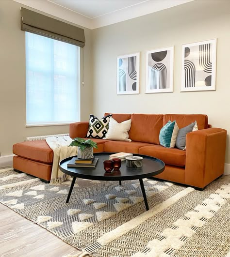 Orange chaise corner sofa, modern style, Moroccan rug, graphic, Desenio artwork Burnt Orange Sofa With Rug, Rust Orange Couch Living Room, Rust Sofa Bed, Rust Velvet Sofa Living Rooms, Rust Colored Couch Living Room Ideas, Rust Colour Sofa, Rust Orange Sofa, Brown Sofa Decor Ideas, Rust Sofa Living Room