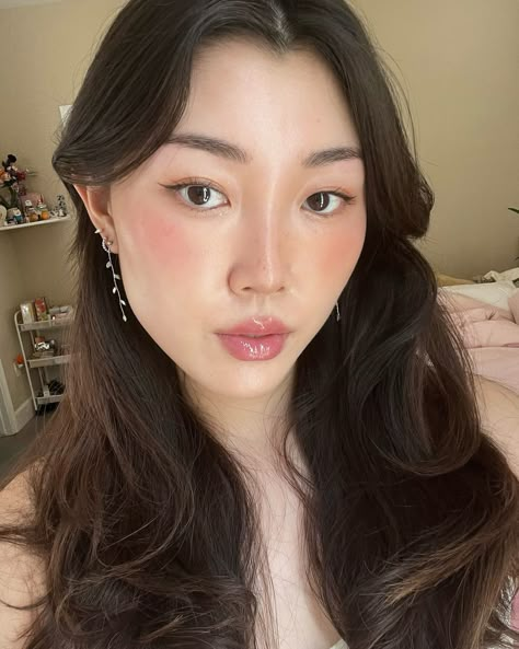 peachy and glossy just the way i like it 🍑💫🪽 Peachy Look Make Up, Peachy Summer Makeup, Peach Asian Makeup, Peachy Asian Makeup, Peachy Douyin Makeup, Peachy Makeup, Ig Pics, Just The Way, Fashion Classy