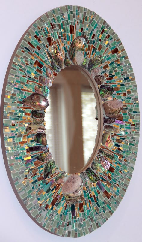 Espejo con piedras Mosaic Mirror Frame, Mosaic Frame, Mosaic Stained, Mosaic Madness, Mirror Design Wall, Mosaic Mirror, Mosaic Artwork, Mirror Mosaic, Mosaic Garden