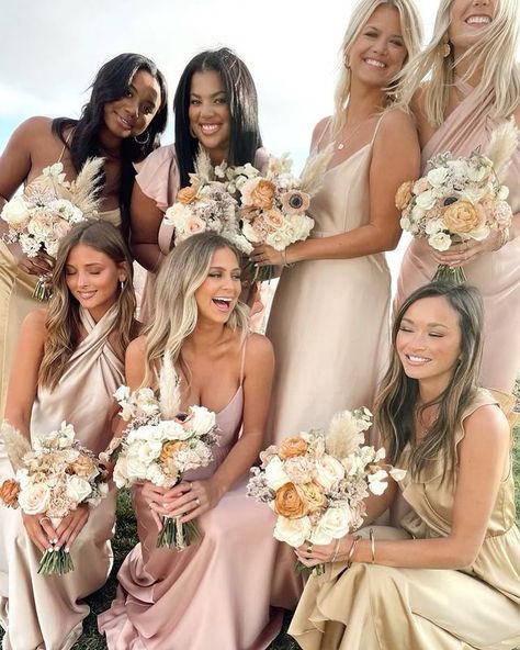 How Many Bridesmaids, Mumu Wedding, Debut Ideas, Rose Gold Bridesmaid, Wedding Instagram, Wedding G, Champagne Bridesmaid, Gold Bridesmaids, Gold Champagne