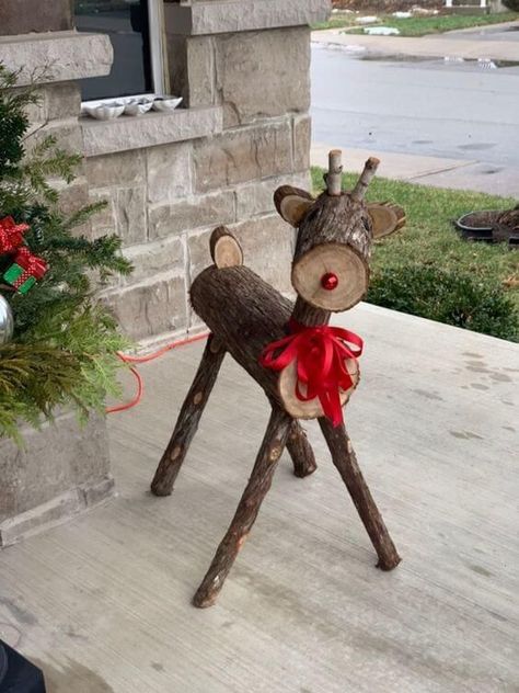 20 Cool Projects That You Can Make From Old Tree Stumps Christmas Decor Ideas Diy Reindeer, Wooden Raindeer Crafts Diy, Christmas Tree Quilted Table Runner, Outdoors Crafts, Raindeer Crafts, Tree Stump Decor, Reindeer Diy, Wood Log Crafts, Wood Deer