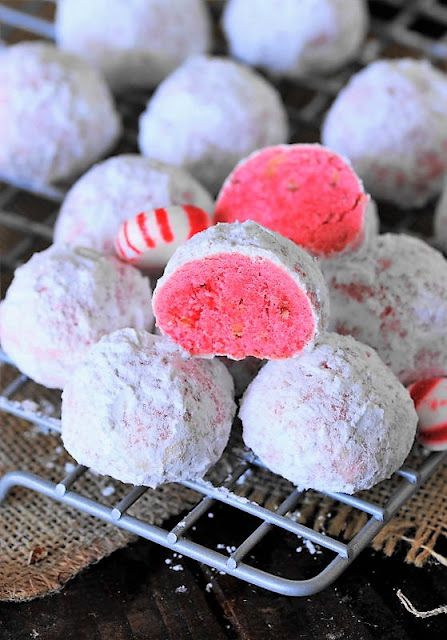 How to Make Peppermint Snowball Cookies Image Peppermint Recipes, Snowball Cookie Recipe, Mom On Timeout, Delicious Christmas Cookies, Easy Christmas Cookie Recipes, Snowball Cookies, Peppermint Cookies, Tea Cookies, Best Christmas Cookies