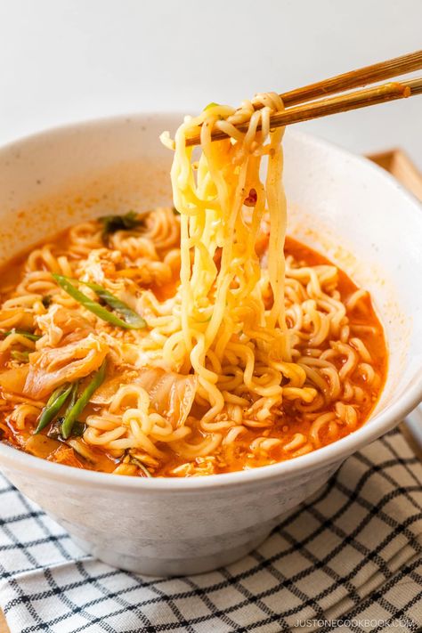 Instant Ramen Hacks, Hacks For College Students, 10 Minute Meal, Japanese Rice Dishes, 10 Min Meals, Kimchi Ramen, Ramen Hacks, Korean Ramen, 10 Minute Meals