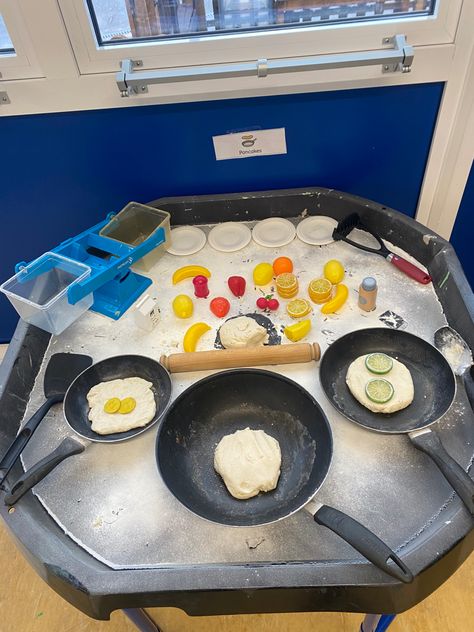 Salt dough with frying pans, rolling pins, flour and toppings Tuff Table, Dayhome Ideas, Eyfs Ideas, Cooking Activities, Reception Class, Nursery Preschool, Chef Party, February Crafts, Tree Day